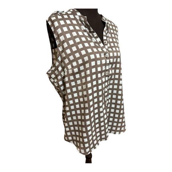 New York & Co sleeveless blouse with a gray and light blue squares size XL - Picture 2 of 5